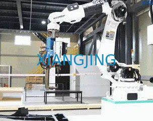 Kaynak Robotu Kolu 6 Eksenli Endüstriyel Manipülatör Hyundai HH10L Kaynakçı ve Kaynak meşalesi ile kaynak robotu
